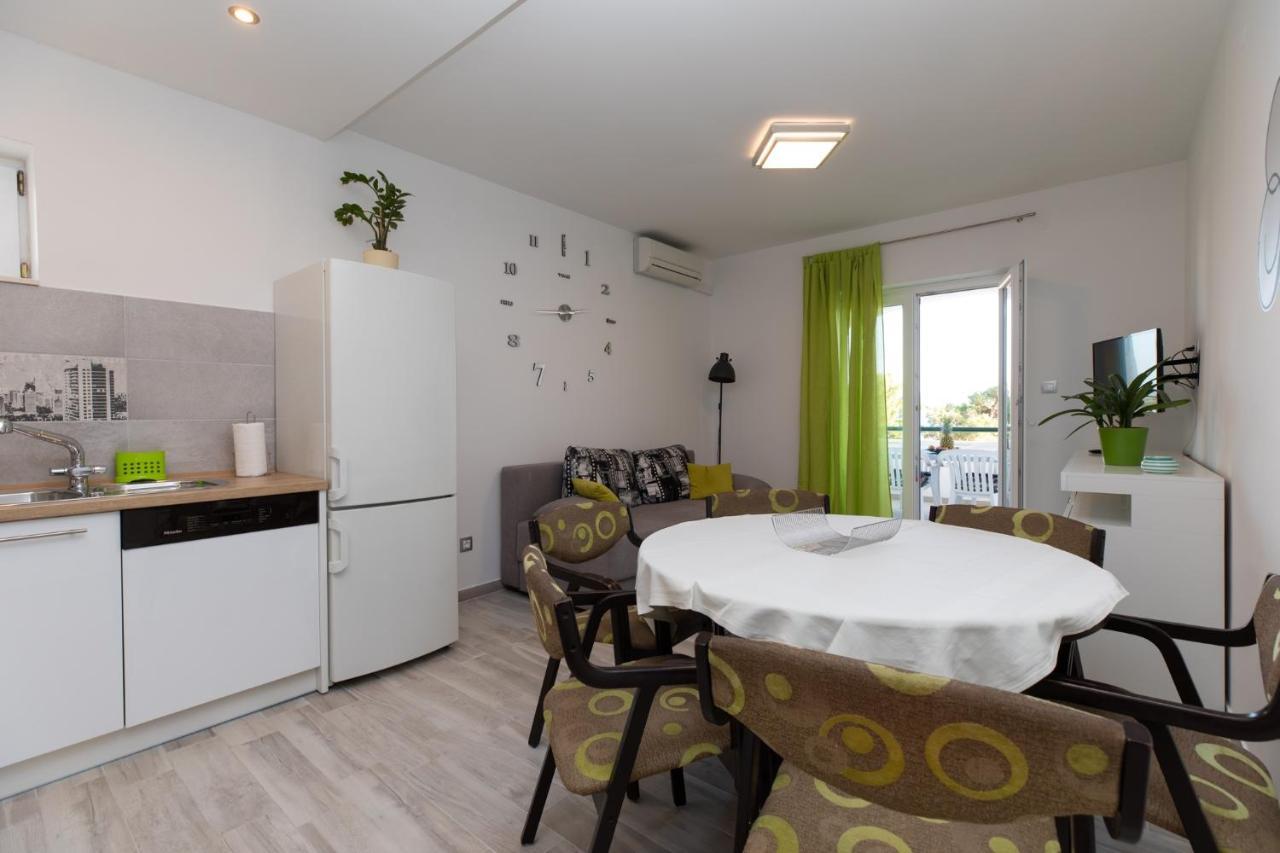 Apartments By The Sea Medici, Omis - 1046 ミミツェ エクステリア 写真